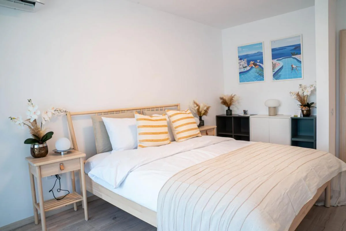 Dormitor luminos din apartamentul Amaris cu 3 camere
